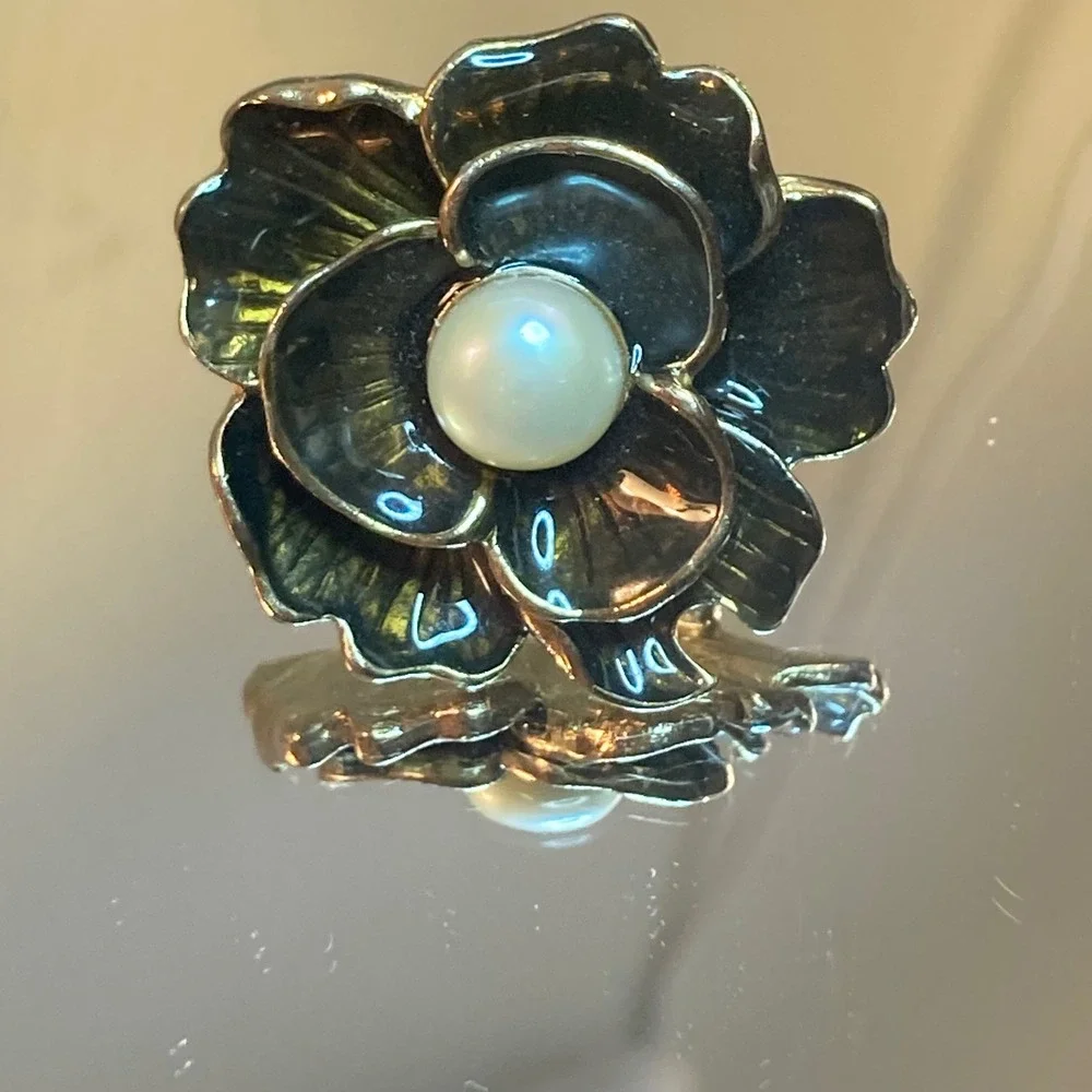 Flower Statement Ring Gold Tone Black Enamel Faux Pearl Center Sz 5.25 Cocktail